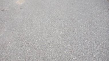 Dokulu asfalt yolun yakın görüntüsü.