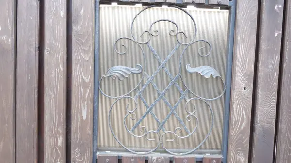 Süslemeli demir pencere ızgarası tasarımı