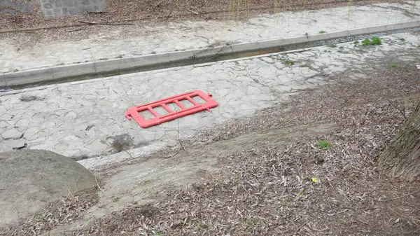 Taştan bir yolda kırmızı bariyer