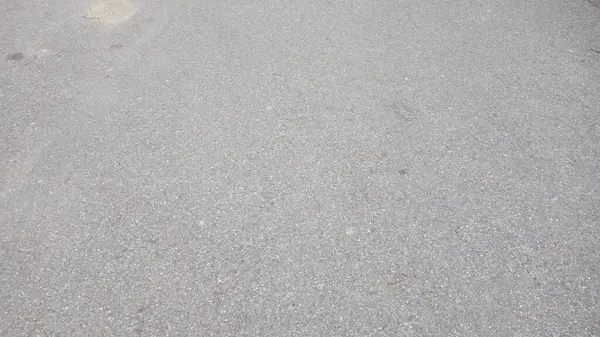 Dokulu asfalt yolun yakın görüntüsü.