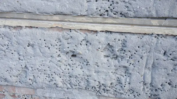 Erozyon desenli yıpranmış taş duvar