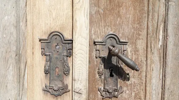 Süslü metal saplı antik ahşap kapılar.