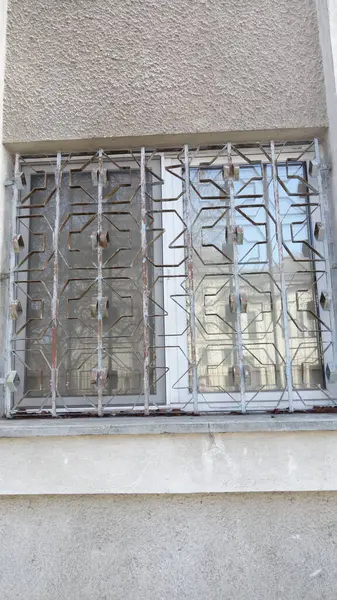 Metal çubukları ve yansımaları olan güvenli pencere