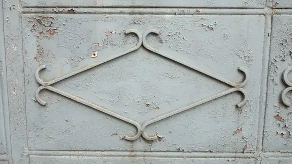 Soyut elmas dizaynlı Rustik metal kapı.