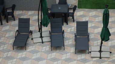 Boş güneş odaları desenli bir verandada..