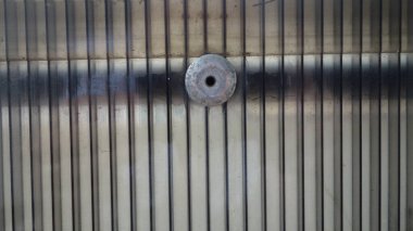 Merkezi dairesel armatürüne sahip metal duvar