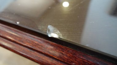 Cam sehpa yüzeyinde bir çip.