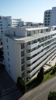 Cam balkonlu modern beyaz bina.