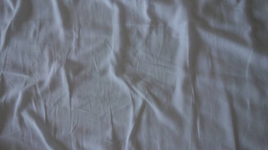 Kırışık beyaz kumaş yüzeyine yakın çekim