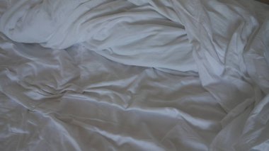 Nazikçe katlanmış yumuşak beyaz çarşaflar..
