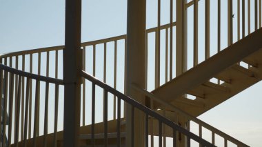 Gökyüzünün altında modern geometrik merdiven.