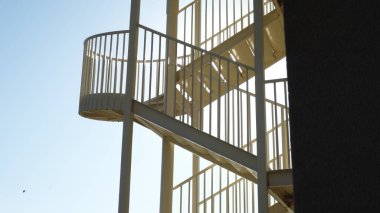 Çarpıcı geometrik çizgileri olan sarmal merdiven