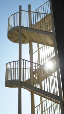 Günışığı ile modern mimari metal yapısı.