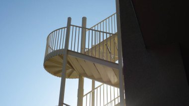 Açık mavi gökyüzüne karşı sarmal merdiven