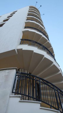 Gökyüzüne karşı modern spiral merdiven