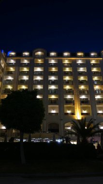 Zarif otel cephesi gece aydınlandı..