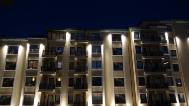 Geceleri modern apartman binası