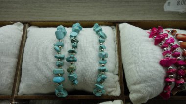 Göstermelik yastıklarda renkli değerli bilezikler