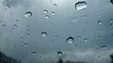 bulutlu bir günde bir pencere üzerinde yağmur damlaları