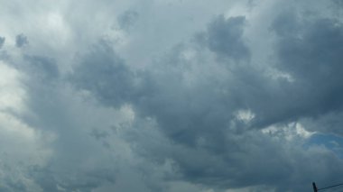 Gökyüzü dramatik fırtına bulutlarıyla dolu.