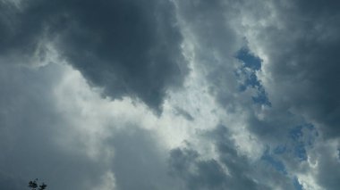 Mavi gökyüzü ile dramatik fırtına bulutları