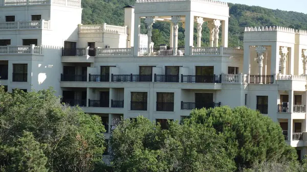 Yeşilliğin ortasında zarif beyaz bir otel.