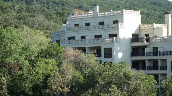 Yemyeşil dağların arasına kurulmuş zarif bir bina.