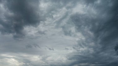 Fırtınalı bir gökyüzünde dramatik gri bulutlar