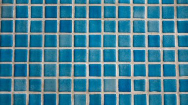 Mavi mozaik fayanslar canlı bir desen oluşturur.