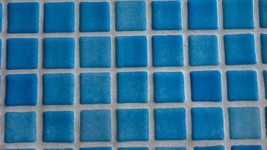 Canlı mavi mozaik fayansların yakın çekimi.