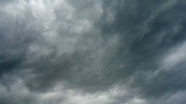 Karanlık fırtına bulutlarıyla dolu bulutlu bir gökyüzü