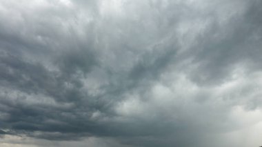 Kara fırtına bulutlarıyla dramatik bulutlar.