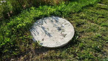 Beton çember yemyeşil çimlerin arasında.