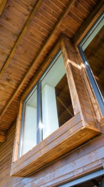 Büyük cam pencereli modern ahşap mimari.