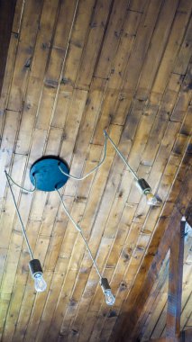 Modern aydınlatma armatürüne sahip taşralı ahşap tavan