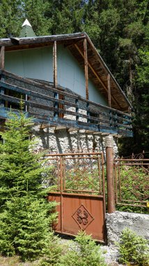 Köylü kulübesi yemyeşil bir orman ortamında kurulmuş..