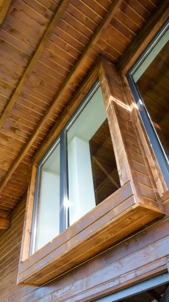 Büyük cam pencereli modern ahşap mimari.