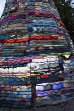 Renkli örgü kurulumu yüksek bir yapının etrafına sarılır.