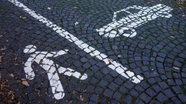 Yaya ve araba sembolleri kaldırım taşı caddesinde