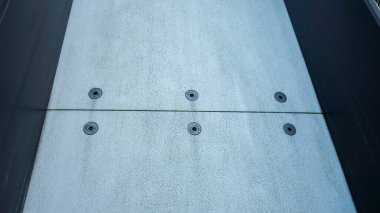 Kilit detaylarına sahip beton bir duvarın soyut görünümü.