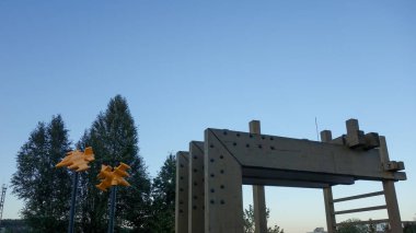 Açık mavi gökyüzü altında modern mimari yapı