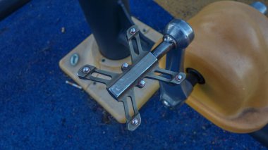 Açık hava spor aletlerinin mavi yüzeyde yakın plan görüntüleri.