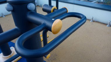 Güneşli bir günde dışarıda spor aletleri.