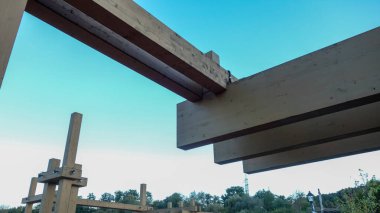 Açık hava inşaat projesinde tahta kirişler