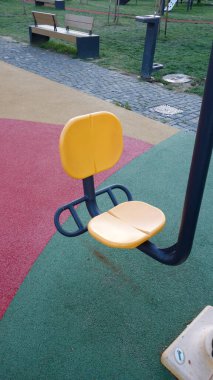 Boş oyun parkı renkli lastik döşemede tahterevalli..