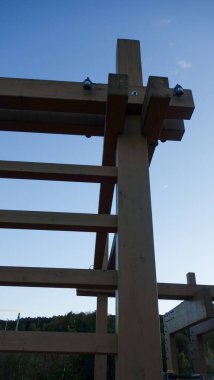 Mavi gökyüzüne karşı yapım aşamasında olan ahşap yapı