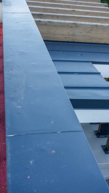 Endüstriyel çelik kirişler ve ahşap inşaat alanı.