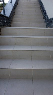 Yukarı doğru atılan taş adımlar..