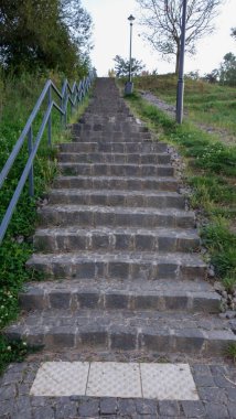 Çimenli bir tepeye çıkan taş merdiven.