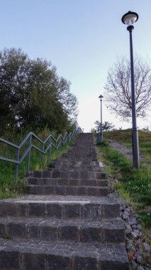 Yeşilliğe yükselen taş merdiven